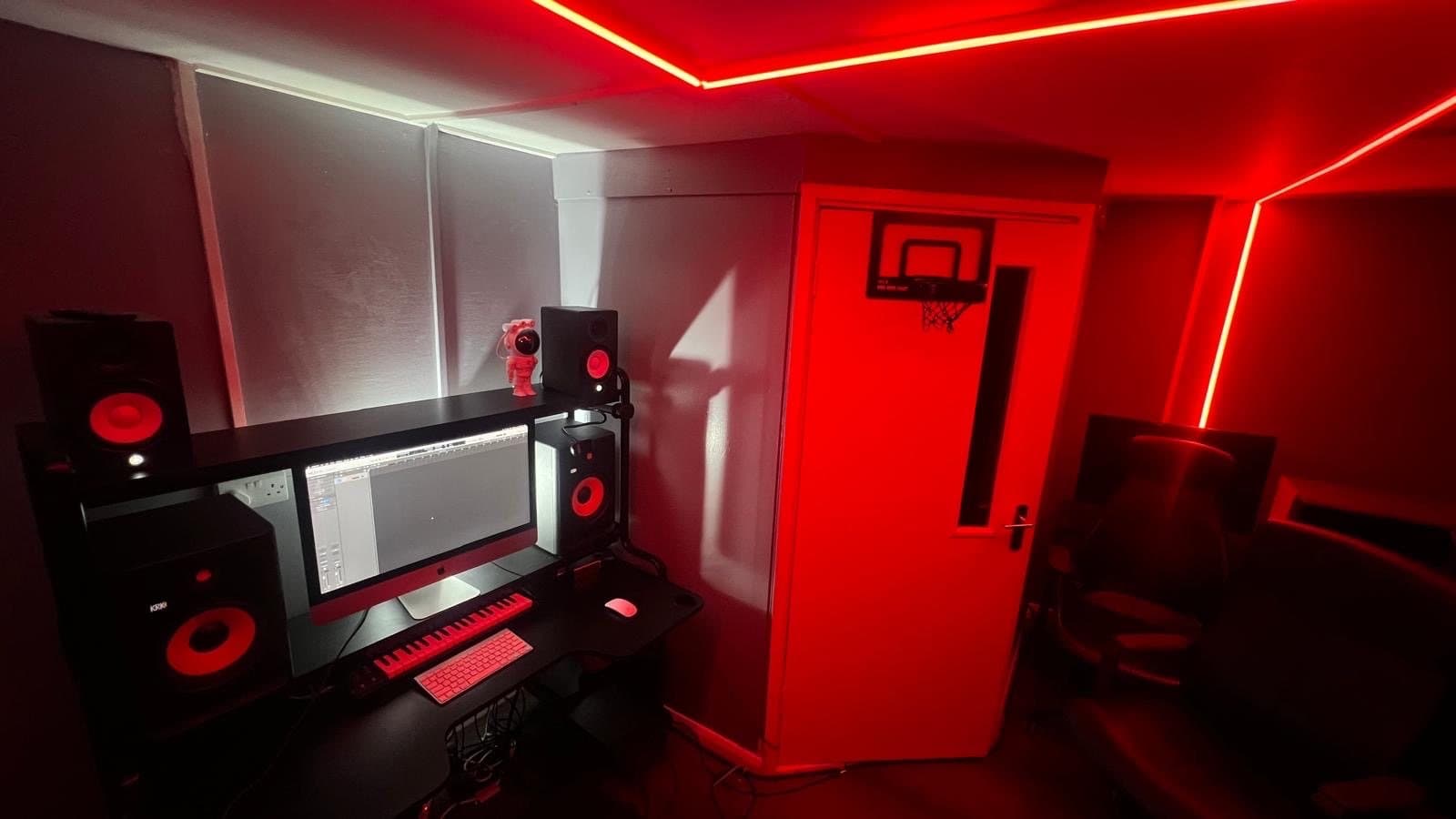 The Trenches Studio — Red-lit studio in Finsbury Park for artists who leave their ego at the door